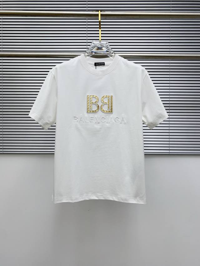 Ss巴宝莉纯棉最新面料经典标识图案Logo时尚简约潮流短袖，最顶级的品质专柜原单短袖，顶级制作工艺进口面料，专柜款独特设计，采用进口高端订制面料。官网在售！面料