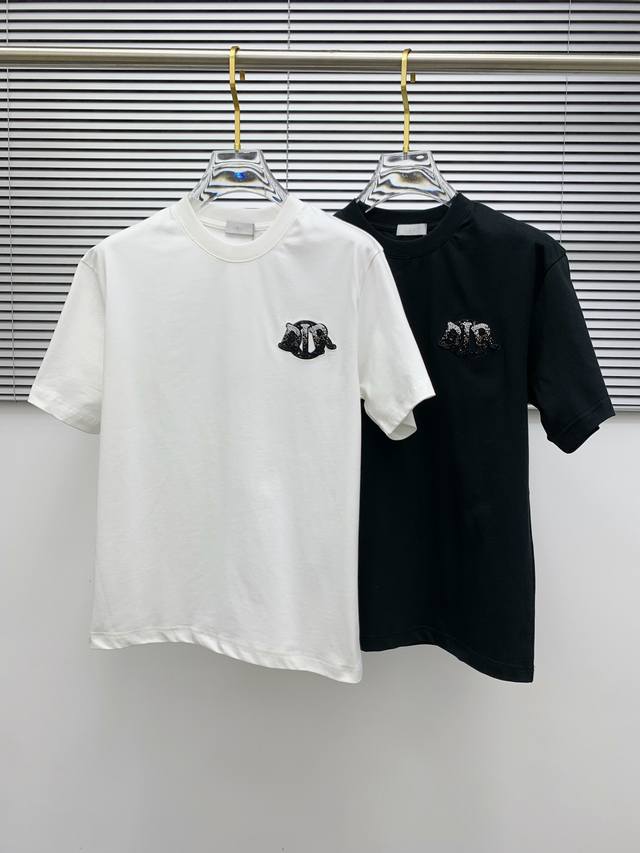 Ss迪奥纯棉最新面料经典标识图案Logo时尚简约潮流短袖，最顶级的品质专柜原单短袖，顶级制作工艺进口面料，专柜款独特设计，采用进口高端订制面料。官网在售！面料版