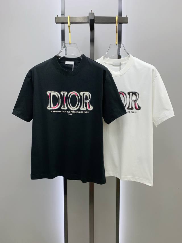 Ss迪奥纯棉最新面料经典标识图案Logo时尚简约潮流短袖，最顶级的品质专柜原单短袖，顶级制作工艺进口面料，专柜款独特设计，采用进口高端订制面料。官网在售！面料版