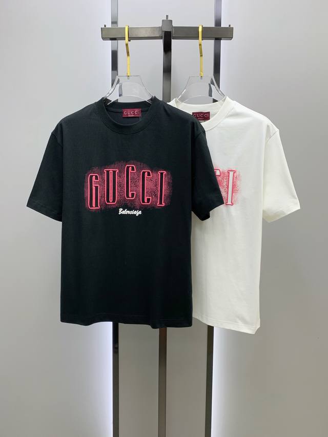 Ss古驰纯棉最新面料经典标识图案Logo时尚简约潮流短袖，最顶级的品质专柜原单短袖，顶级制作工艺进口面料，专柜款独特设计，采用进口高端订制面料。官网在售！面料版