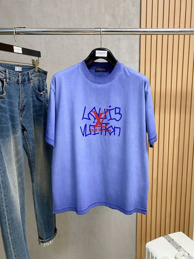 Lv2025Ss新款经典圆领短袖，时尚百搭经典元素打造精致工艺专柜面料，顶级元素融合打造，经典短袖3标齐全，潮男时尚，无论是上身舒适度还是都是无可比拟的存在，男
