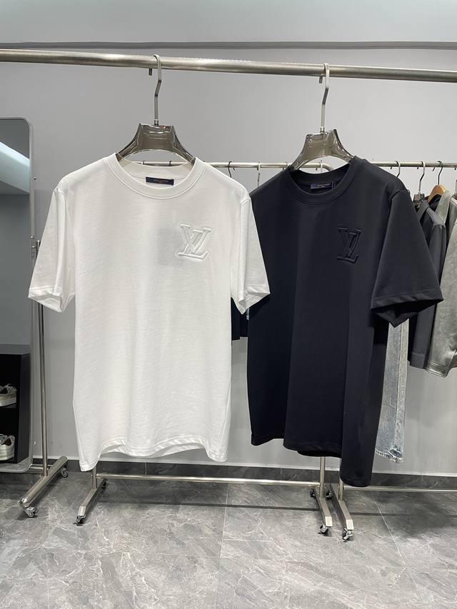 Lv25Ss春夏新款平纹针织棉布圆领短袖Tee，男女同款立体浮雕标识宽松休闲纯色短袖T恤打底衫！贸易公司渠道稀出，同步官网发售！日常通勤必备的基础打底衫，简约而