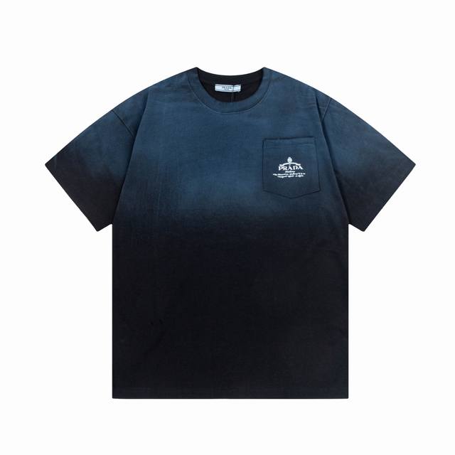 Prada 普拉达 口袋字母手工喷花 升级，灵感源自八十年代复古 原版面料 官方同款 短袖T恤 定制 310克 同缸染面料 手感非常舒服 春夏最新砖柜同步 时尚