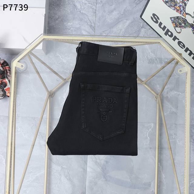 秋冬 新款牛仔裤 款号：P 90 尺码：29一42 商务版型：微宽，无论腿粗或腿细，上身效果都显瘦，显腿直。