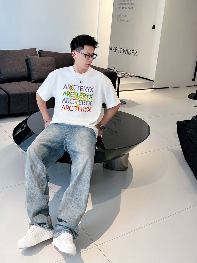 始祖鸟 2025春夏新款首发专柜最新款短袖圆领T恤 高端订制 设计前卫时尚！高端定制高支棉面料.手感柔软.穿着舒适.专柜级别精致车线.做工精细.上身效果无敌帅气