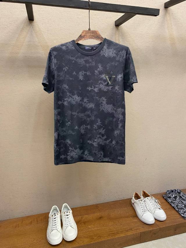 Lv 路易威登25春夏顶级专柜同步短袖T恤 3标齐全 采用客供进口天丝棉+提花面料制成，专柜原版面料，品牌辨识度超级强，高街与精致风情十足，绝对能成为高街出镜不