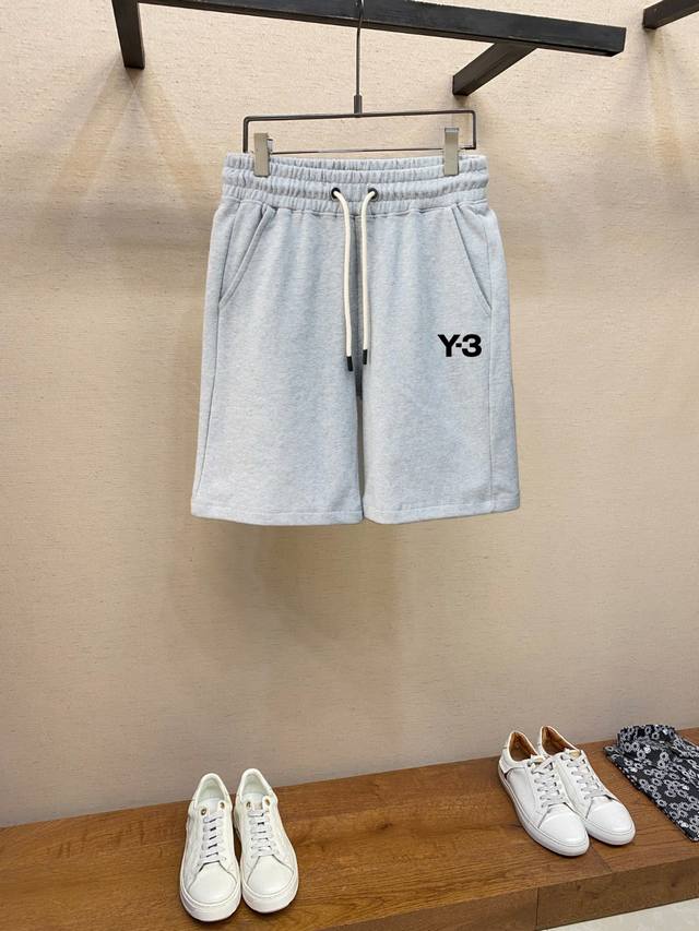 Y-3 休闲短裤 # 纯棉质鱼鳞底面料 面料采用10S单纱+16S双股；面层用10S单纱保证表面质感，底层用16S支双股线提升强度。表面单纱较粗，提供较好的强度