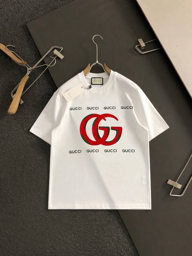 顶级版本 区别通货 25Ss Gucci 夏季新款 重磅推出双纱纯棉面料短袖 春夏走秀款 个性独家款式 男女同款 采用进口定制定染面料 后领锁链底全包肩 过水不