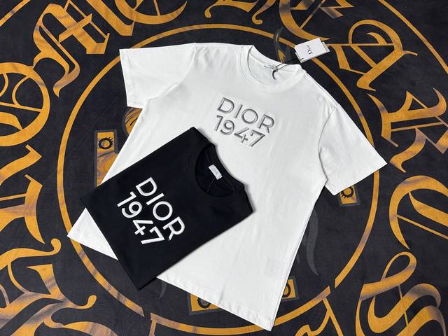 Dior Logo精致升级，灵感源自八十年代复古 原版面料 官方同款 短袖T恤 定制面料 同缸染面料 手感非常舒服 春夏最新砖柜同步 时尚又个性 超级百搭 宽松
