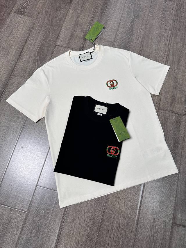 Gucci 短袖T恤 工艺：刺绣 颜色：黑色 白色 码数：S~Xl 面料：精梳紧密棉盖棉280G 柔顺手感，做工细致。男女同款宽松版型！