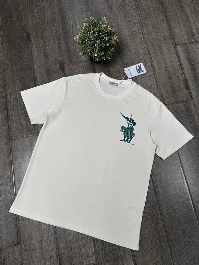 Burberry短袖T恤 工艺：印花 颜色：黑色 白色 码数：S～Xl 面料：精梳紧密棉盖棉280G 柔顺手感，做工细致。男女同款宽松版型！