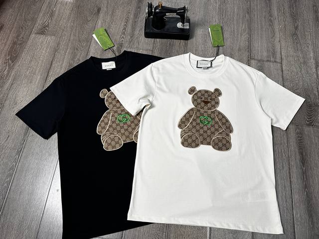 Gucci 短袖T恤 工艺：刺绣 颜色：黑色 杏色 码数：S~Xl 面料：精梳紧密棉盖棉280G 柔顺手感，做工细致。男女同款宽松版型！