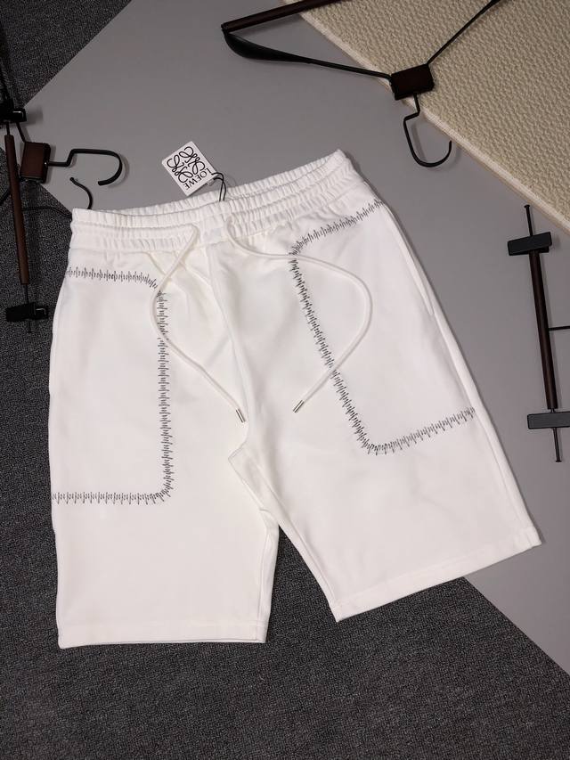 Loewe 罗意威 曲线 口袋Logo标识刺绣 后袋拼皮 五分裤、高品质纯棉 面料、特别手感、超级质感 舒适柔软透气 休闲宽松版型 潮流男女同款 短裤 颜色：白