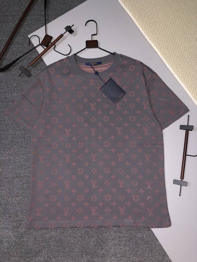 Lv 25S夏款 颜色 浅卡 棕色 尺码 S M L Xl 满印镂空工艺 280G精梳紧密棉 高品质 男女同款