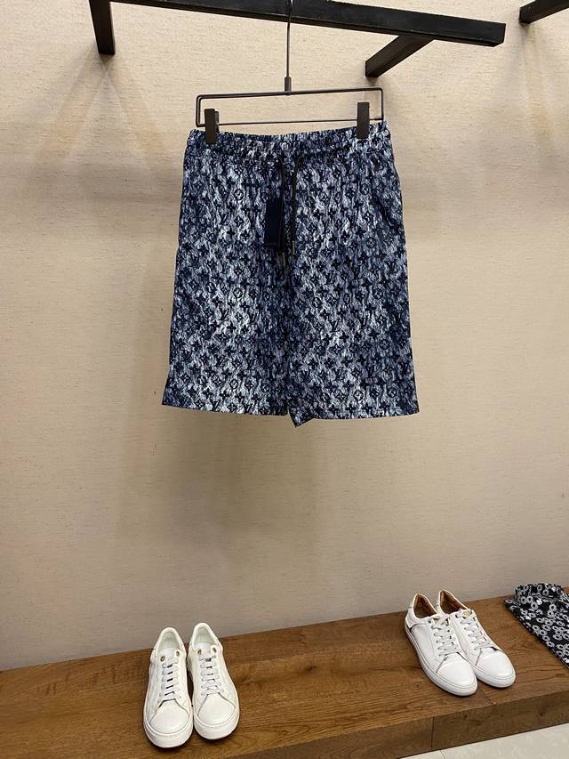 Lv Logo精致升级，灵感源自八十年代复古 原版面料官方同款短裤、定制面料 同缸染面料 手感非常舒服 春夏最新砖柜同步 时尚又个性 超级百搭 宽松版型男女都非