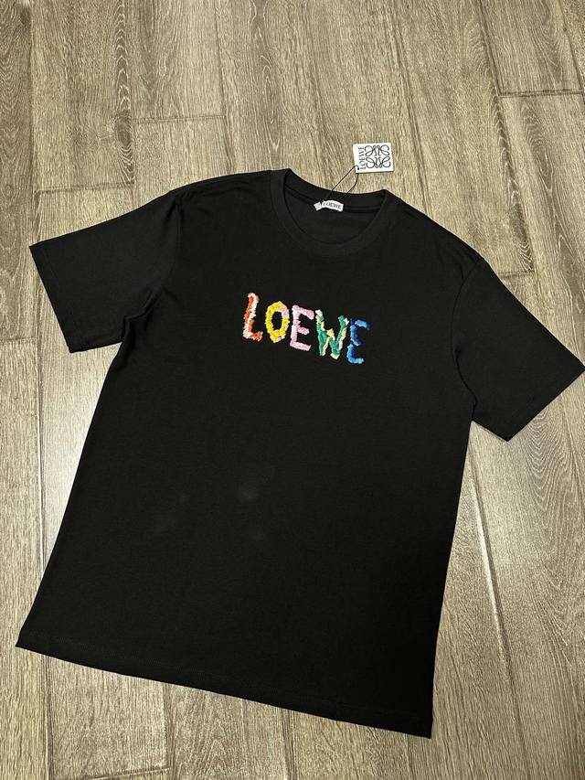 Loewe :短袖T恤 工艺：绣花 颜色：黑色 白色 码数：S~Xl 面料：精梳紧密棉盖棉280G 柔顺手感，做工细致。男女同款宽松版型！