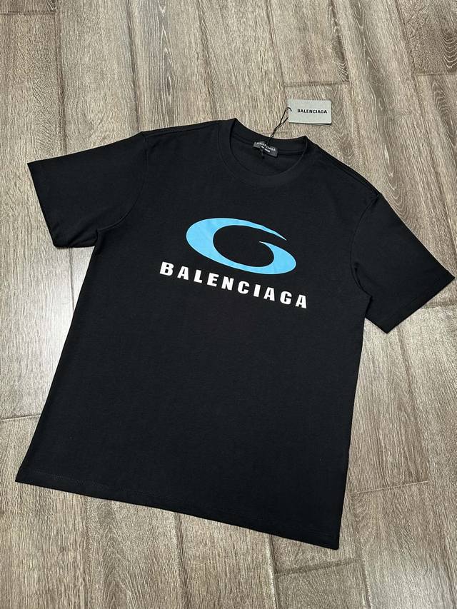 Balenciaga ：短袖T恤 工艺：印花 颜色：黑色 白色 码数：S~Xl 面料：精梳紧密棉盖棉280G 柔顺手感，做工细致。男女同款宽松版型！