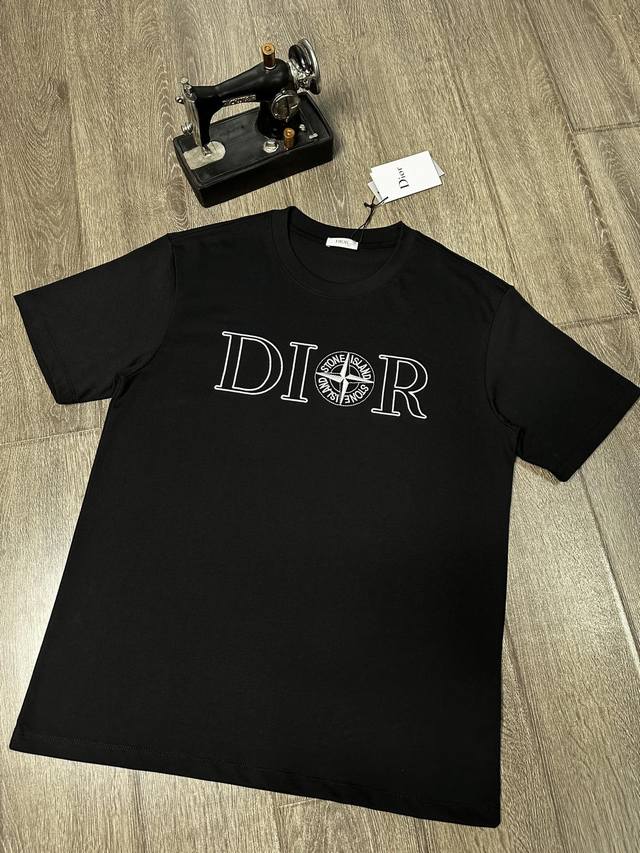 Dior短袖T恤 工艺：刺绣 码数：S~Xl 颜色：黑色 白色 面料：精梳紧密棉盖棉280G 柔顺手感，做工细致。男女同款宽松版型！