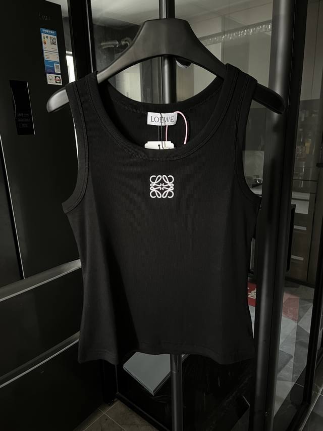隔天 罗意威 25Ss 罗家 平纹无袖刺绣背心 黑-女款 Gw在售新款 轻盈弹性罗纹，平纹针织棉质背心 修身版型，标准长度，大圆领， 明星同款 杨幂# 王心凌#