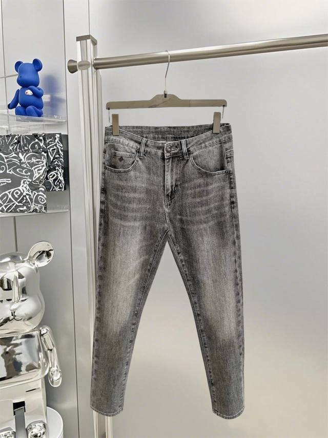 Lv 夏季新款轻薄牛仔裤原版定制五金Logo重工艺牛仔面料柔软且韧性版型贴合腿部线条上身舒适时尚有型高版本三标齐全 尺码：29-38