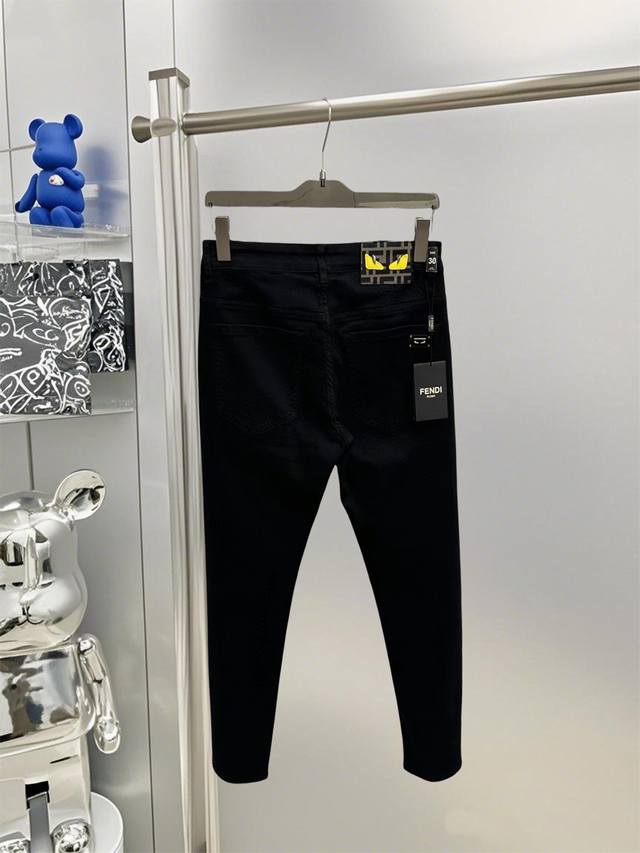 Fend 夏季新款轻薄牛仔裤原版定制五金Logo重工艺牛仔面料柔软且韧性版型贴合腿部线条上身舒适时尚有型高版本三标齐全 尺码：29-38