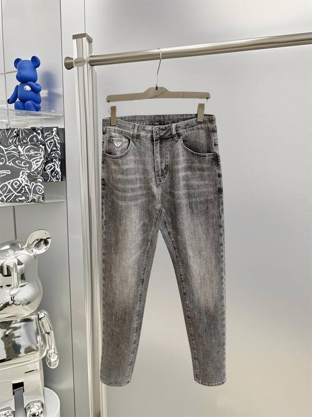 Prad*25Ss夏季新款轻薄牛仔裤原版定制五金Logo重工艺牛仔面料柔软且韧性版型贴合腿部线条上身舒适时尚有型高版本三标齐全 尺码：29-38