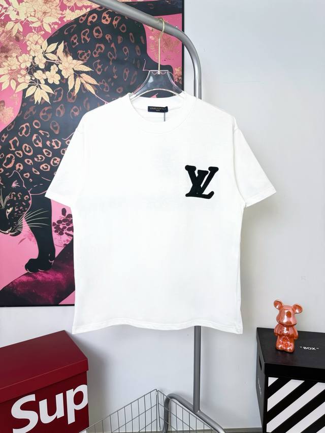 款号Aa88120 Lv 路易威登烧花毛巾刺绣短袖 Louis Vuitton专柜同款 采用 G纯棉面料 32支双纱 拿手上非常有质感 立体 大气 夏天百搭好穿