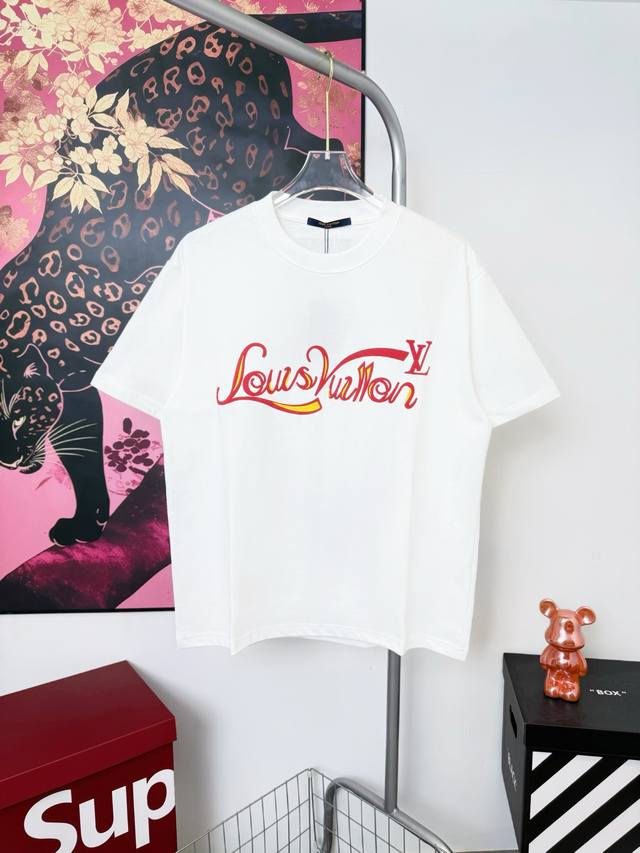 款号Aa86100 Lv火焰气泡印花短袖 Louis Vuitton专柜同款 采用 G纯棉面料 32支双纱 拿手上非常有质感 立体 大气 夏天百搭好穿 简单大气