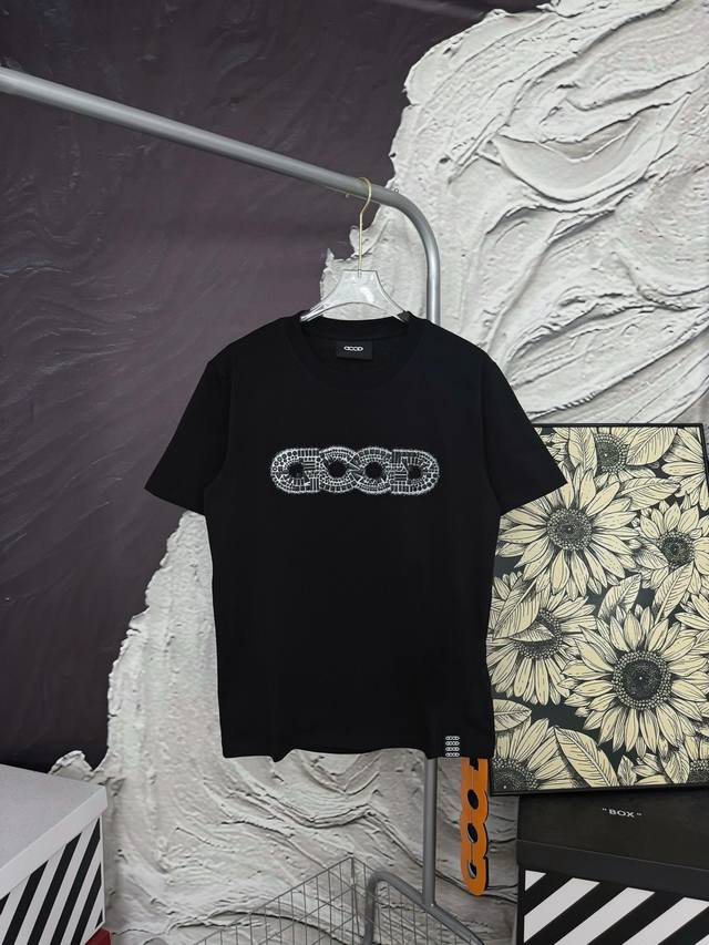 款号Aa81120 Good 碎石亮片字母短袖 Goodbrand专柜同款 采用 G纯棉面料 32支双纱 拿手上非常有质感 立体 大气 夏天百搭好穿 简单大气