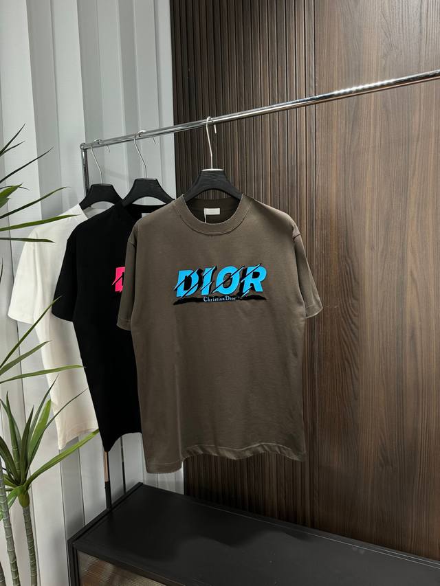 Dior 2025Ss春夏新款短袖 全棉平纹面料打造 再洗水定型 磨破工艺 前胸Logo3D立体压胶工艺 高品质 手感柔软 定制面料 做工精细 男女同款 黑色