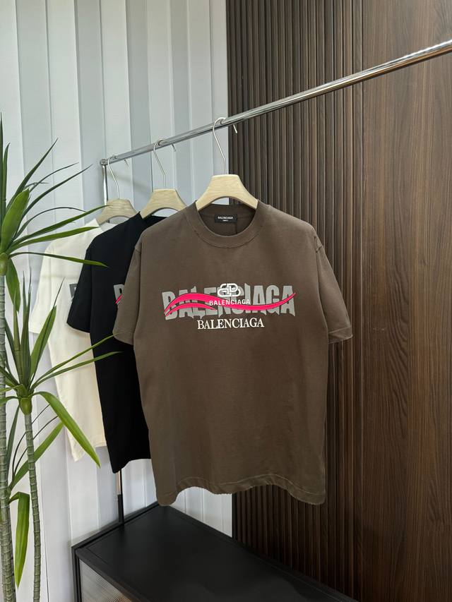 Balenciaga 2025Ss春夏新款短袖 全棉平纹面料打造 再洗水定型 磨破工艺 前胸Logo3D立体压胶工艺 高品质 手感柔软 定制面料 做工精细 男女