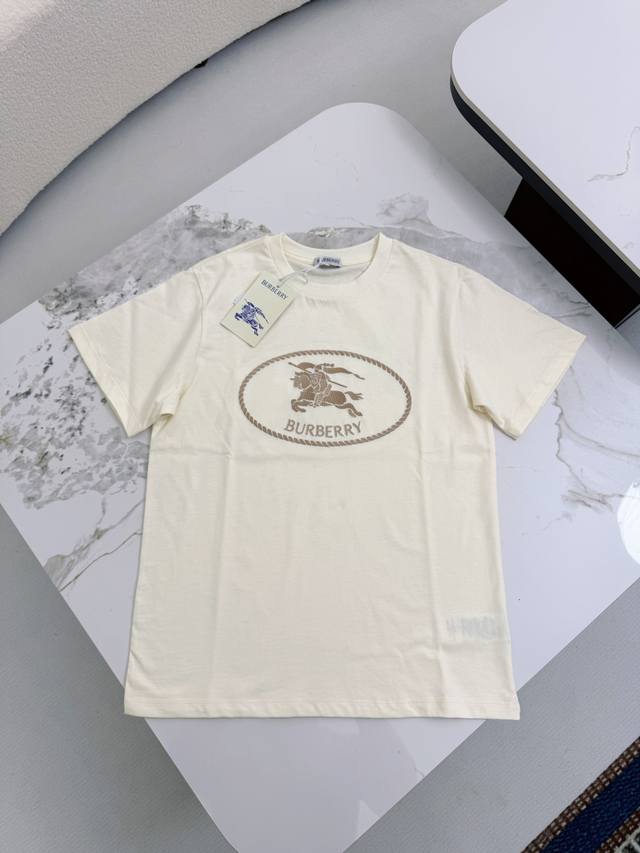 巴宝莉 25Ss新款T 恤衫，选用轻盈平织棉面料制成，呈现常规版型。背部印花灵感来自 20 世纪上半叶的品牌典藏目录，融入马术骑士徽标 Ekd ，交织环绕 Bu