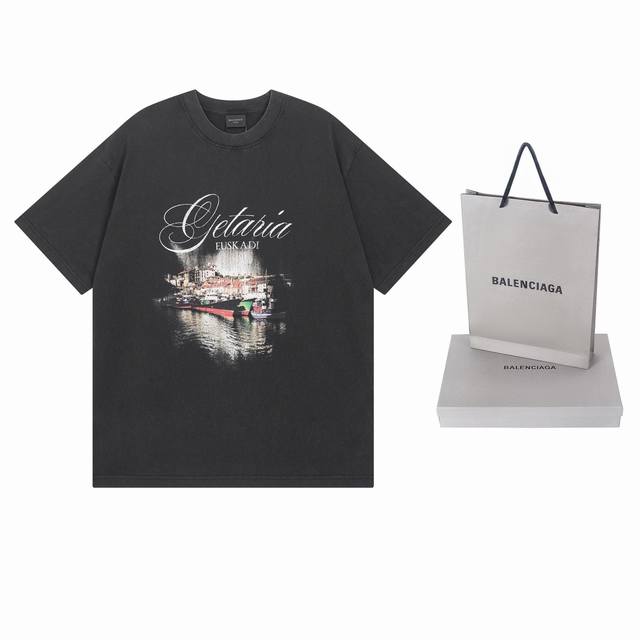 实拍图 顶级版本.官网品质 Balenci*Ga 巴黎.Ss25最新款 直喷印花洗水磨烂做旧短袖T恤.成衣洗水做旧 。砖柜同步.第一时间正品研制，面料采用巴黎Z