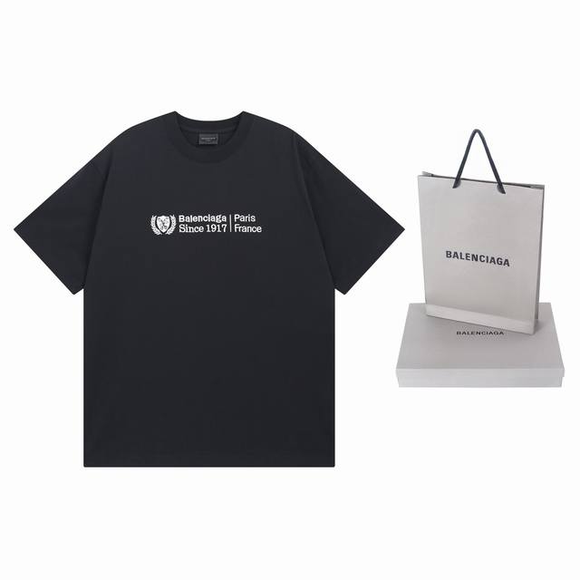 实拍图 顶级版本.官网品质 Balenci*Ga 巴黎.2025新款 。前面麦穗剪刀徽章刺绣.砖柜同步.第一时间正品研制，欢印对比！面料采用巴黎Zp定织定染全棉