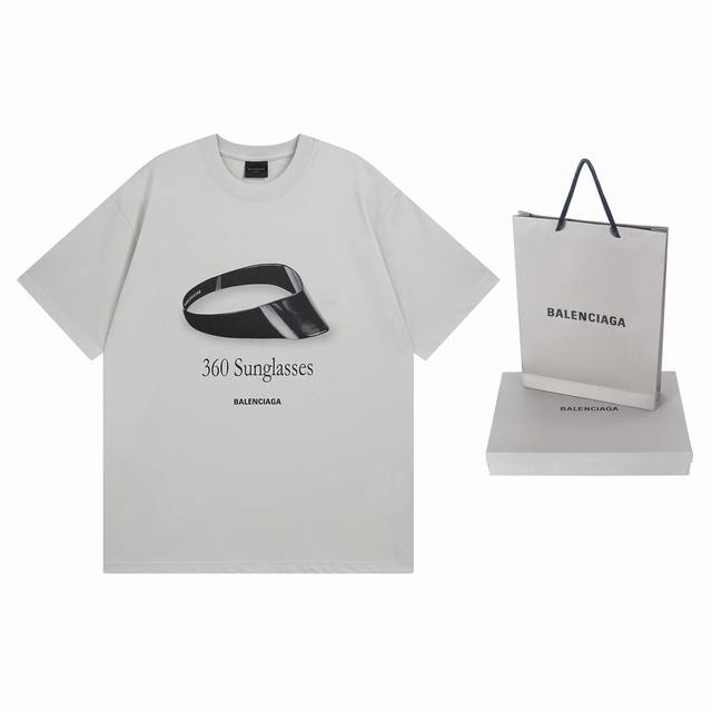 实拍图 顶级版本.官网品质 Balenci*Ga 巴黎.Ss25最新款，墨镜前面后面直喷印花短袖T恤.砖柜同步.第一时间正品研制，欢迎对比！ 。 面料采用巴黎Z