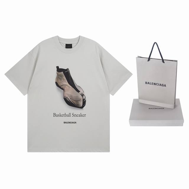 实拍图 顶级版本.官网品质 Balenci*Ga 巴黎.Ss25最新款，鞋履前面后面直喷印花短袖T恤.砖柜同步.第一时间正品研制，欢印对比！面料采用巴黎Zp定织