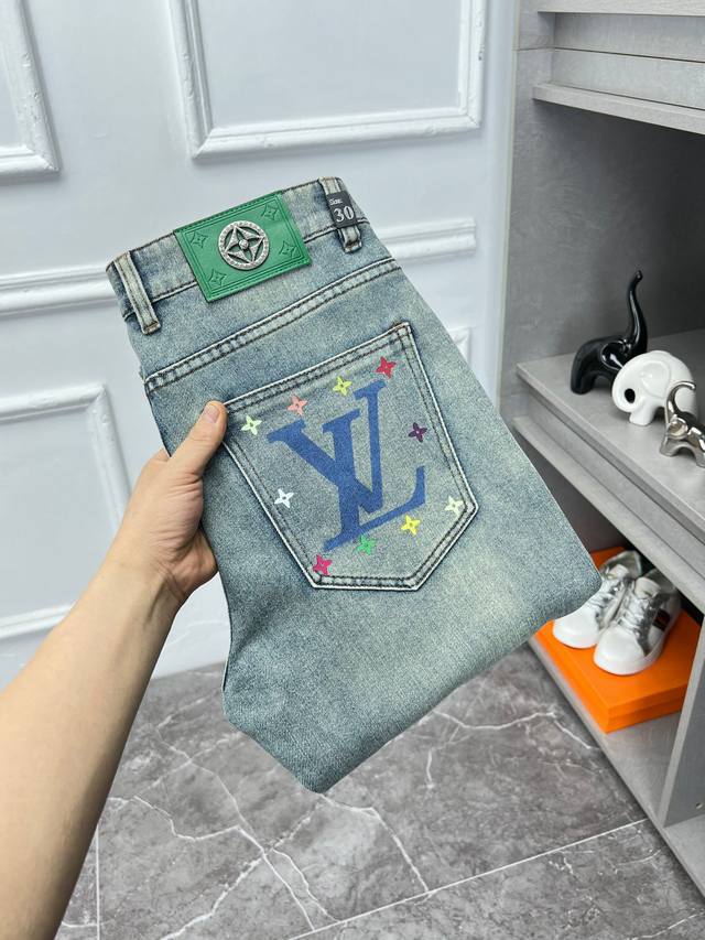 Lv 新款来袭2620新春爆款新品 专柜有售 实体店极品牛仔裤专柜原版1:1好货，适合各个年龄段。市场最高版本的欧洲进口面料。舒适柔软亲肤，上身效果超级棒时尚百