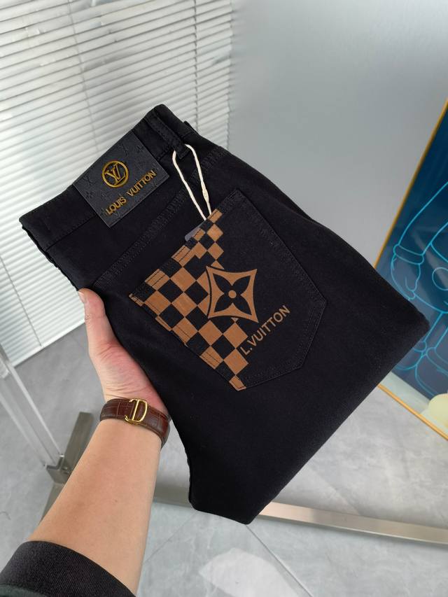 Lv 新款来袭2620春夏款薄款新品 专柜有售 实体店极品牛仔裤专柜原版1:1好货，适合各个年龄段。市场最高版本的欧洲进口面料。舒适柔软亲肤，上身效果超级棒时尚