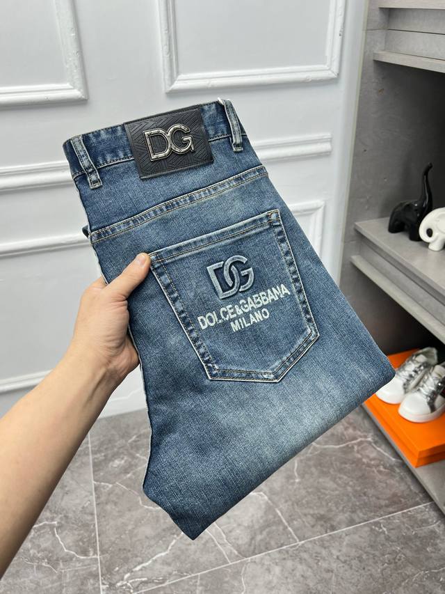 Dg 新款来袭2620新春爆款新品 专柜有售 实体店极品牛仔裤专柜原版1:1好货，适合各个年龄段。市场最高版本的欧洲进口面料。舒适柔软亲肤，上身效果超级棒时尚百