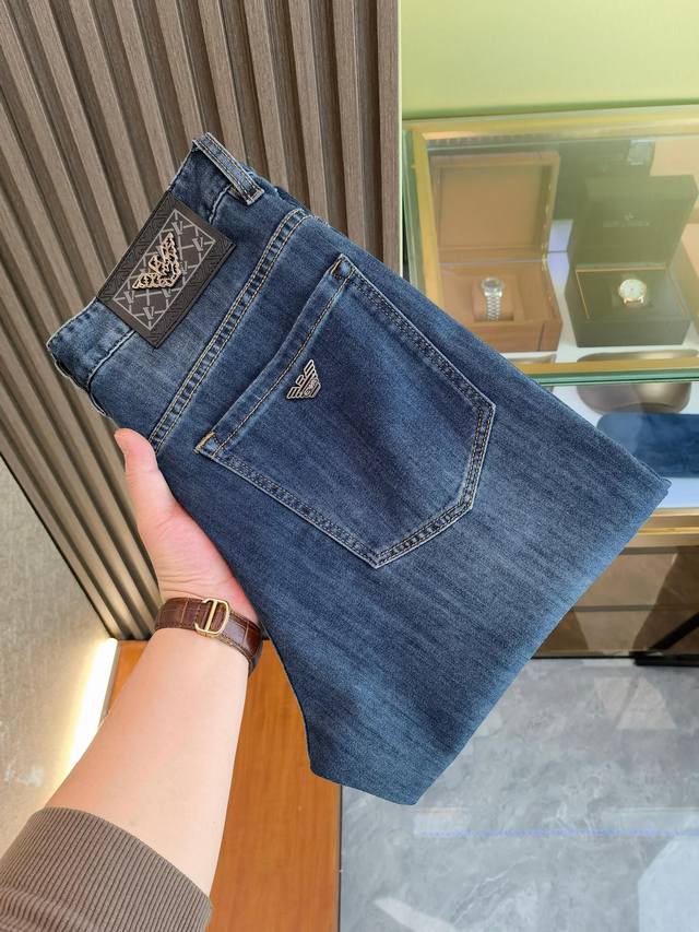 阿玛尼 2620春夏新品 专柜有售 实体店极品牛仔裤专柜原版1:1好货，适合各个年龄段。市场最高版本的欧洲进口面料。舒适柔软亲肤，上身效果超级棒时尚百搭，笔挺有