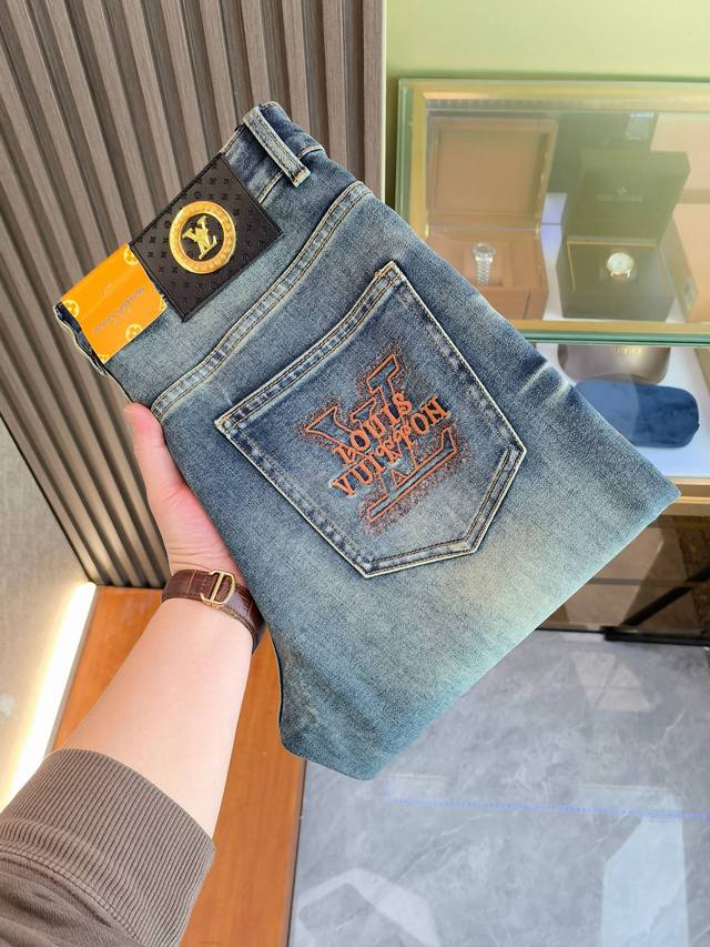 Lv 2620春夏新品 专柜有售 实体店极品牛仔裤专柜原版1:1好货，适合各个年龄段。市场最高版本的欧洲进口面料。舒适柔软亲肤，上身效果超级棒时尚百搭，笔挺有型