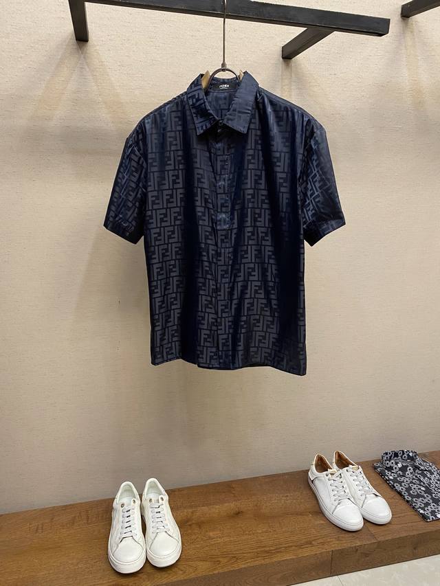 Fendi、Fd重磅推荐！春夏季新品全身印花连帽短袖防晒服短裤套装 十足腔调 上身非常的赞 超有型 绝对是吸引回头率的利器！时尚潮流套装。采用进口面料，舒适度好