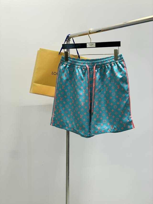 衣服 ，短裤 ，Louisvuitton 路易威登，2025夏季最新款，专柜同步有售，原单狠货，时尚休闲套装，上身很有特点！吸睛而有亮点，进口原版面料，顶级印花