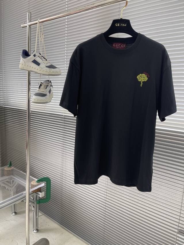 Gucc 25Ss新款标准版型针织棉T恤巧妙融入Gucc花朵刺绣，彰显品牌魅力。 男女同款 码数：S.M.L.Xl 衣长
