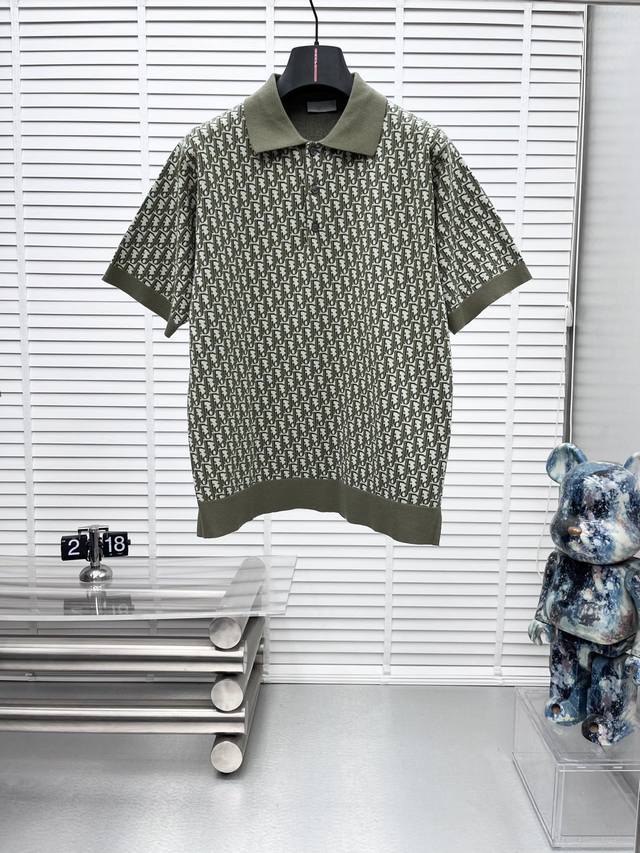 Dior、Oblique老花Polo衫 男女同款 现货发售 这款针织 Polo 衫彰显 Dio 标志性的 Oblique 印花。采用米色、蓝色和黑色棉质提花面料