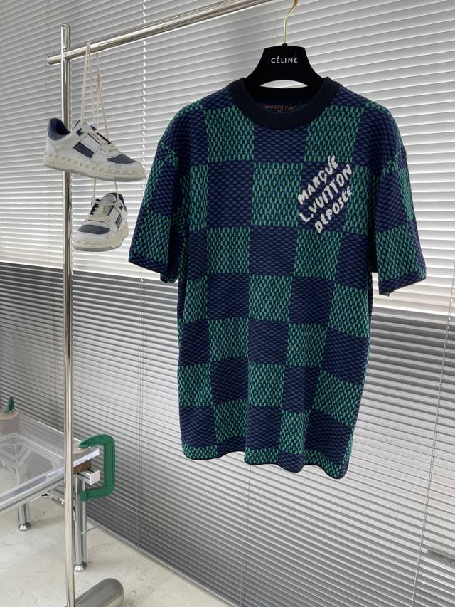 驴牌 25Ss早春新款棉质短袖圆领衫以鲜明色调织就 Damier 提花，再借胸前 Marque L.Vuitton DéPoséE 标识展露灵动意趣，可为日常造