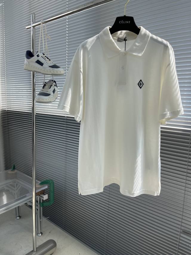 Dio 25Ss新款 Cd Diamond Polo 衫是二零二五秋季男装系列新品，全新演绎经典休闲时尚单品。采用白色棉质珠地绉纱面料精心制作，胸前饰以对比鲜明