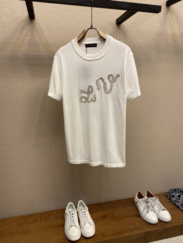 Lv、25Ss早春新款字母飘带珠感刺绣针织短袖时尚男女T恤 精梳棉质纱线针织纺棉布面料制作，纯棉的高克重特殊纱，掂起来手感份量十足，上身也比普通T更加有质感，这
