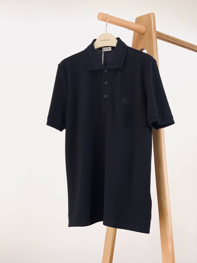 Burberry 巴宝莉 经典马术刺绣Polo衫，甄选棉质珠地网眼布面料打造，胸前饰有马术骑士徽标 Ekd 刺绣，呈现修身版型。来自B家经典之作系列，以鲜明品牌