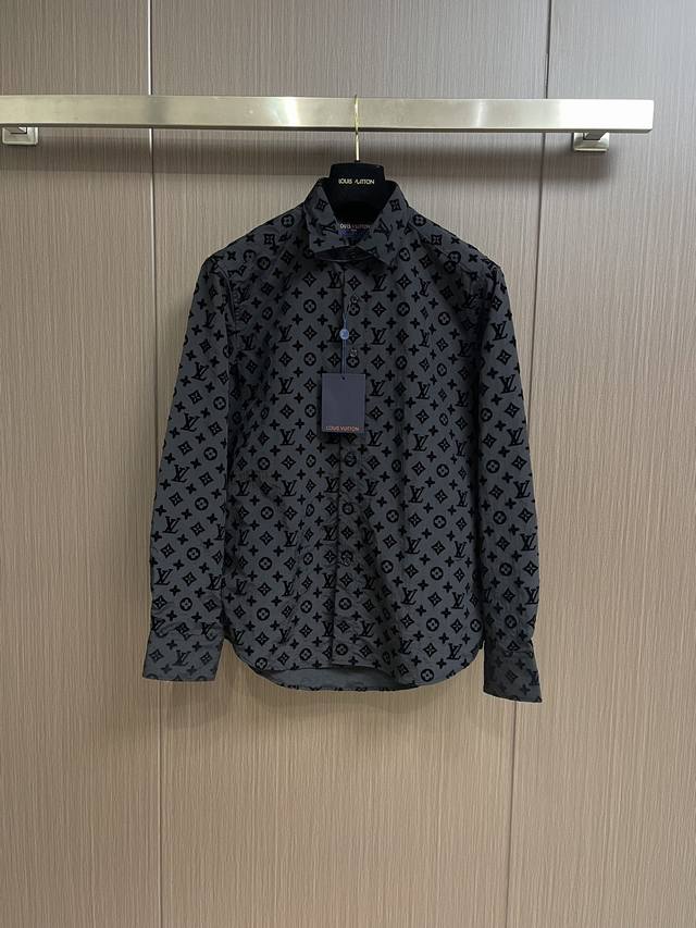 Lv 专柜再售 长青款植绒满印老花长袖衬衫，提花满印植绒衬衫 今年最火爆的满印元素 满满的高级 超多小细节 只有拿原版才能扣出来的细节 采用定织定染高支超高密平